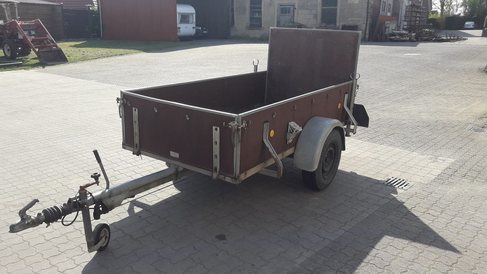 Ein Anhänger steht auf einem Parkplatz