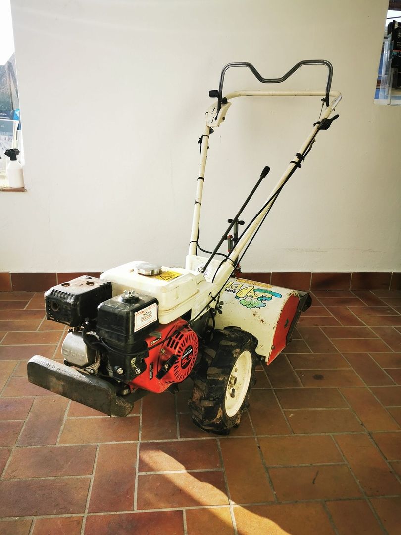 Eine weiße Bodenfräse steht auf dem Boden