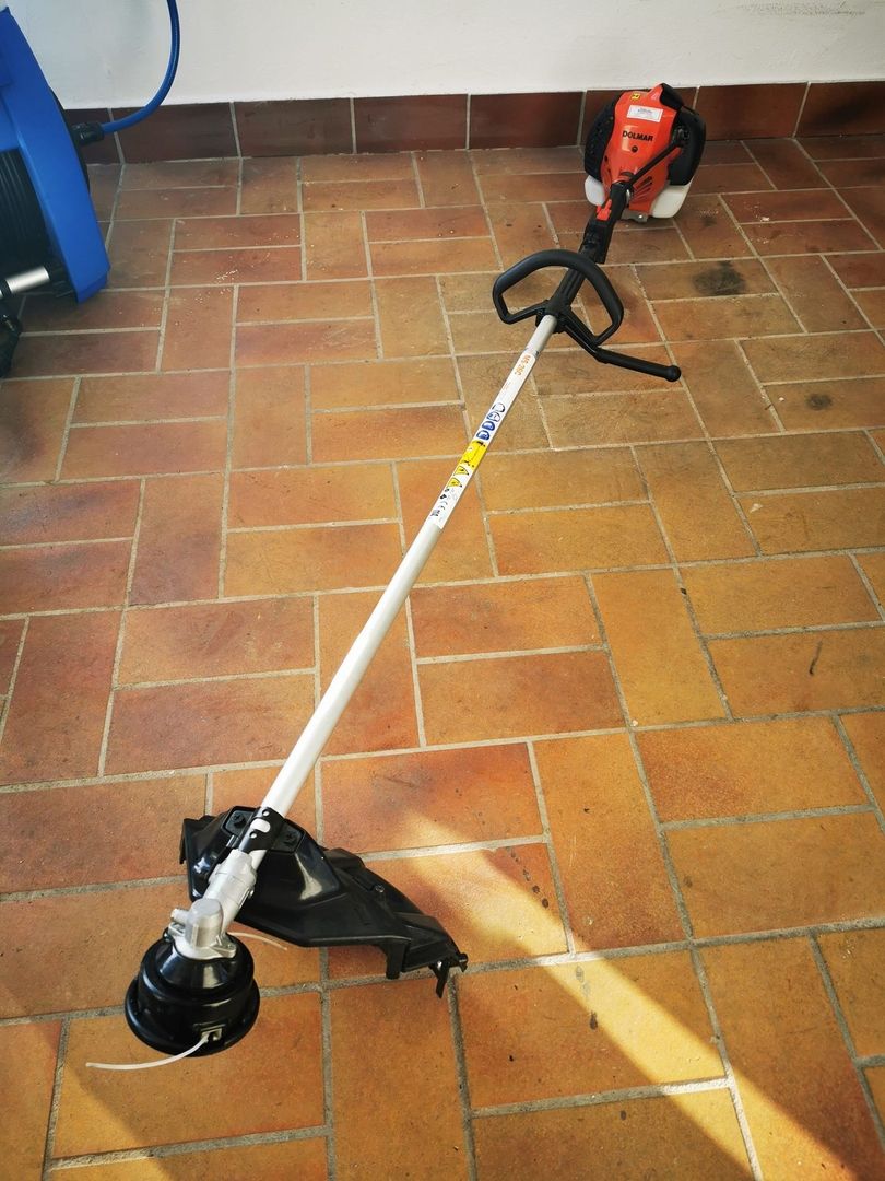 Ein Freischneider liegt auf dem Boden