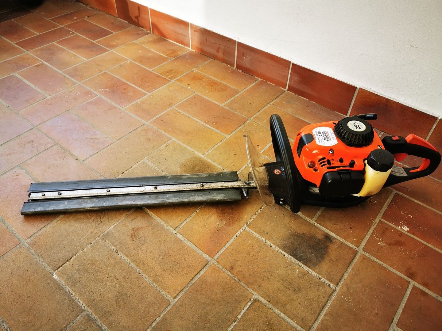 Eine benzinbetriebene Heckenschere