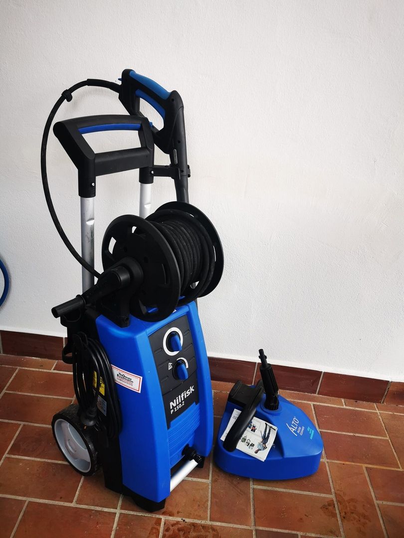 Ein blauer Hochdruckreiniger steht auf dem Boden