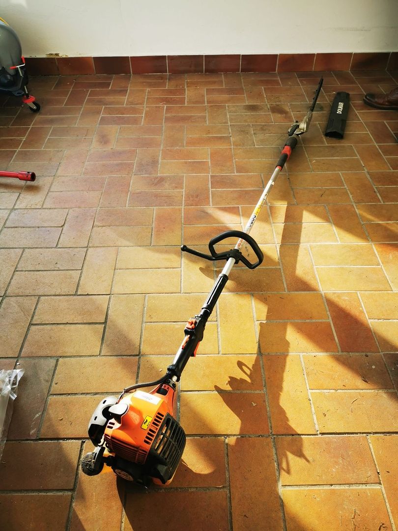 Ein Hochentaster liegt auf dem Boden