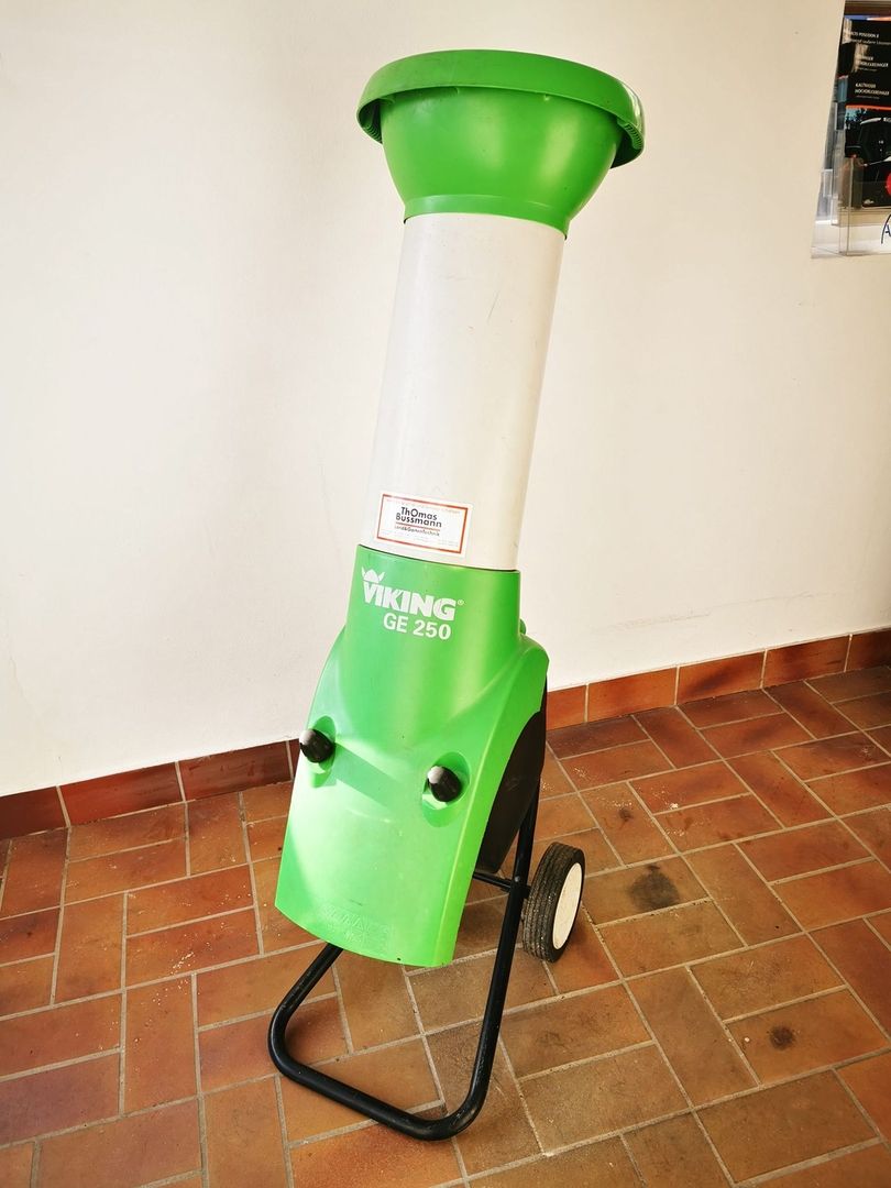 Ein strombetriebener Holzhäcksler