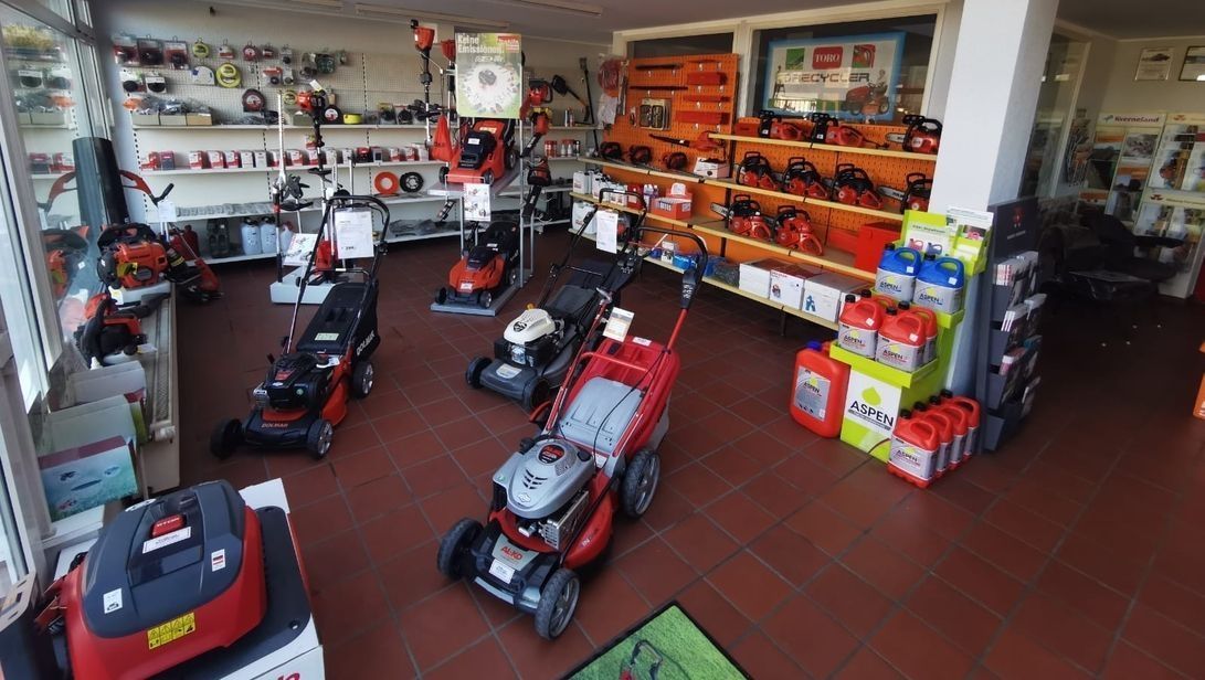 Ein Geschäft mit vielen Landmaschinen