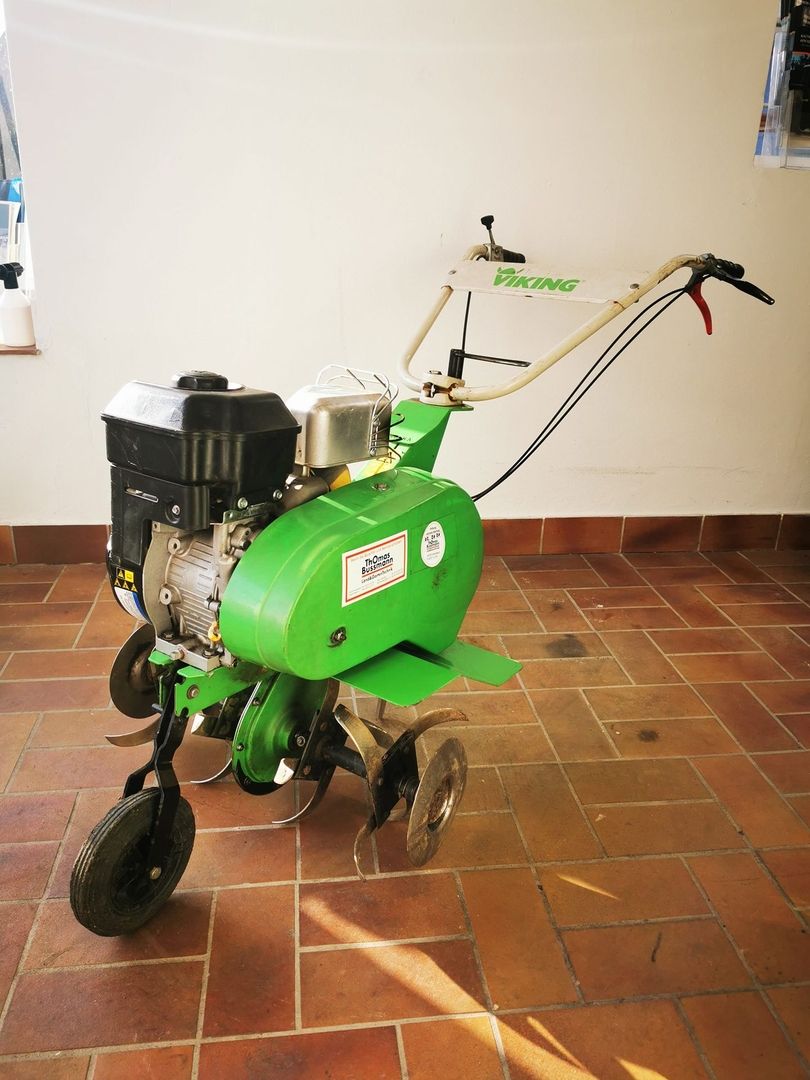 Motorhacke steht zur Vermietung bereit.