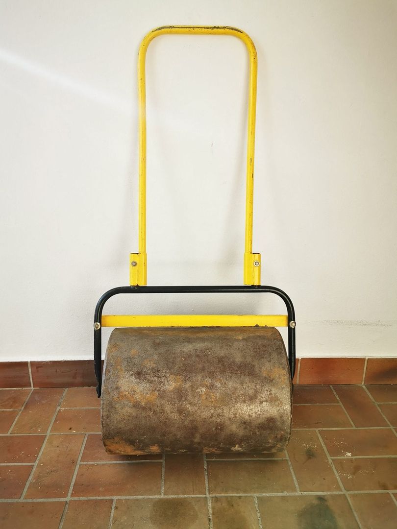 Eine Rasenwalze steht auf dem Boden