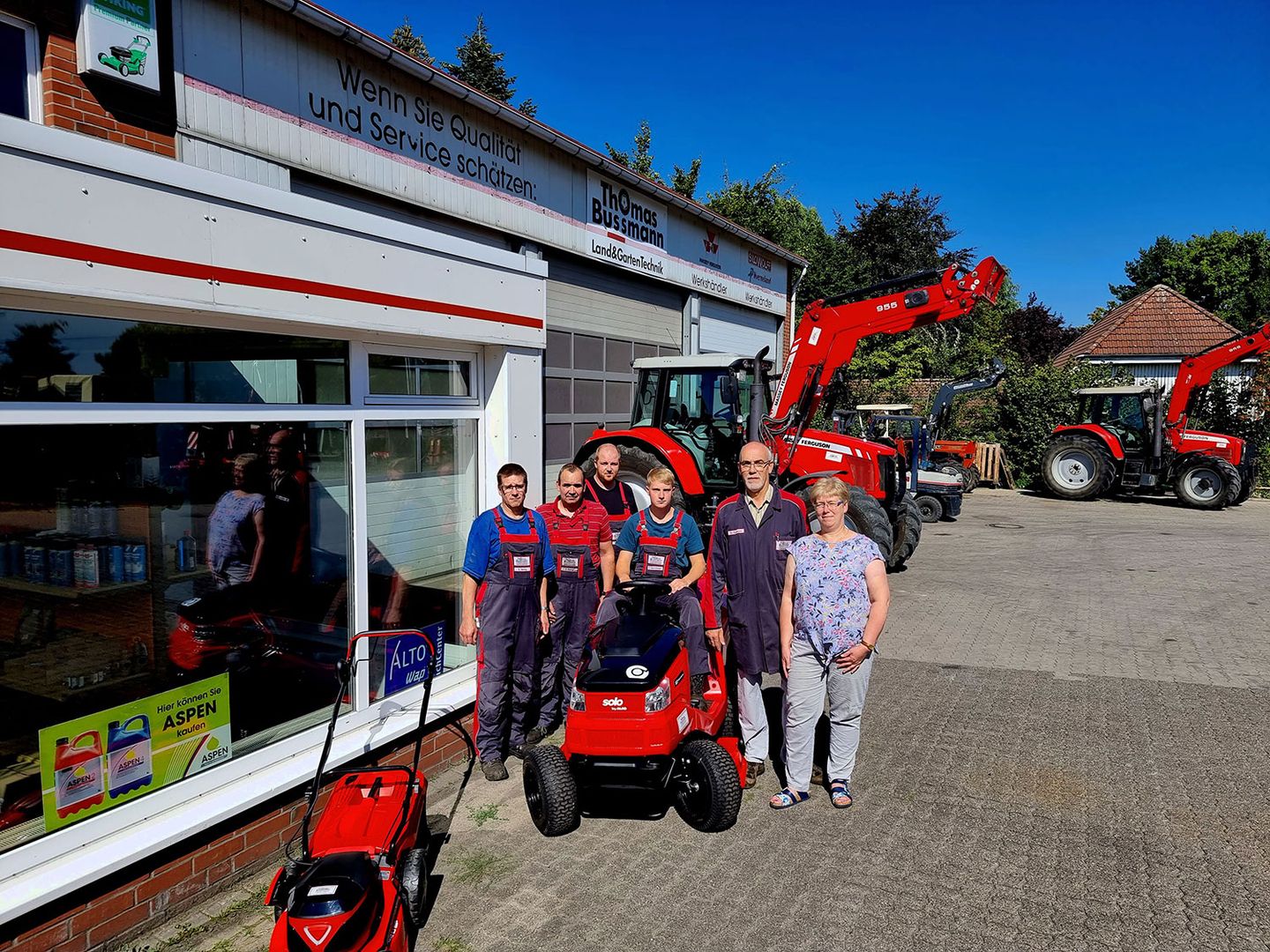 Team Bussmann steht vor dem Firmengebäude