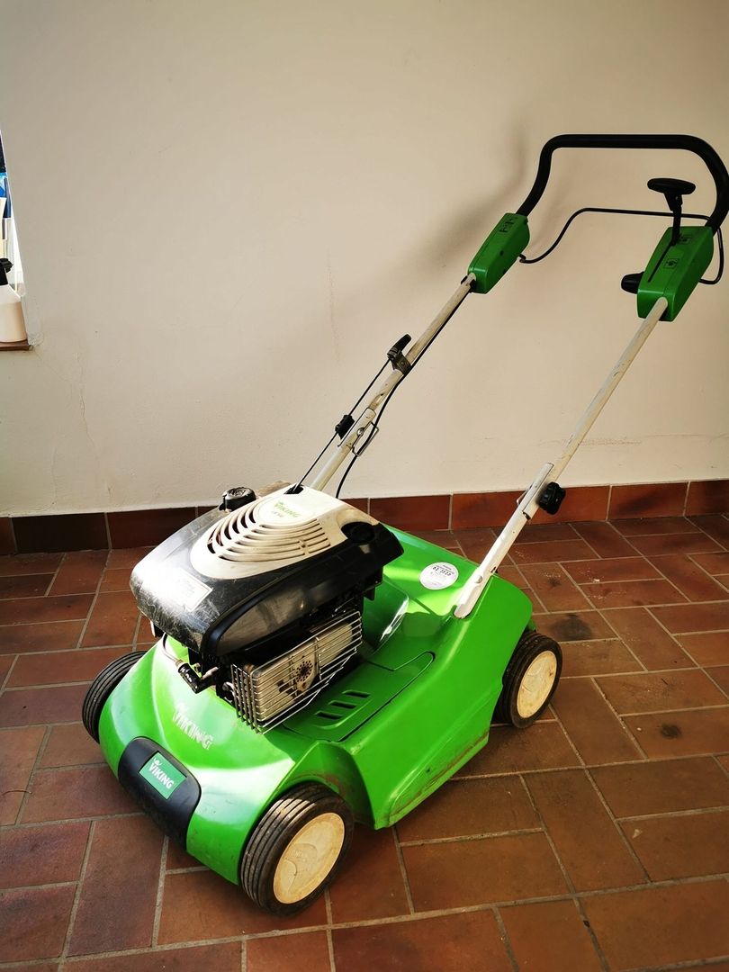 Vertikutierer steht zur Vermietung bereit.