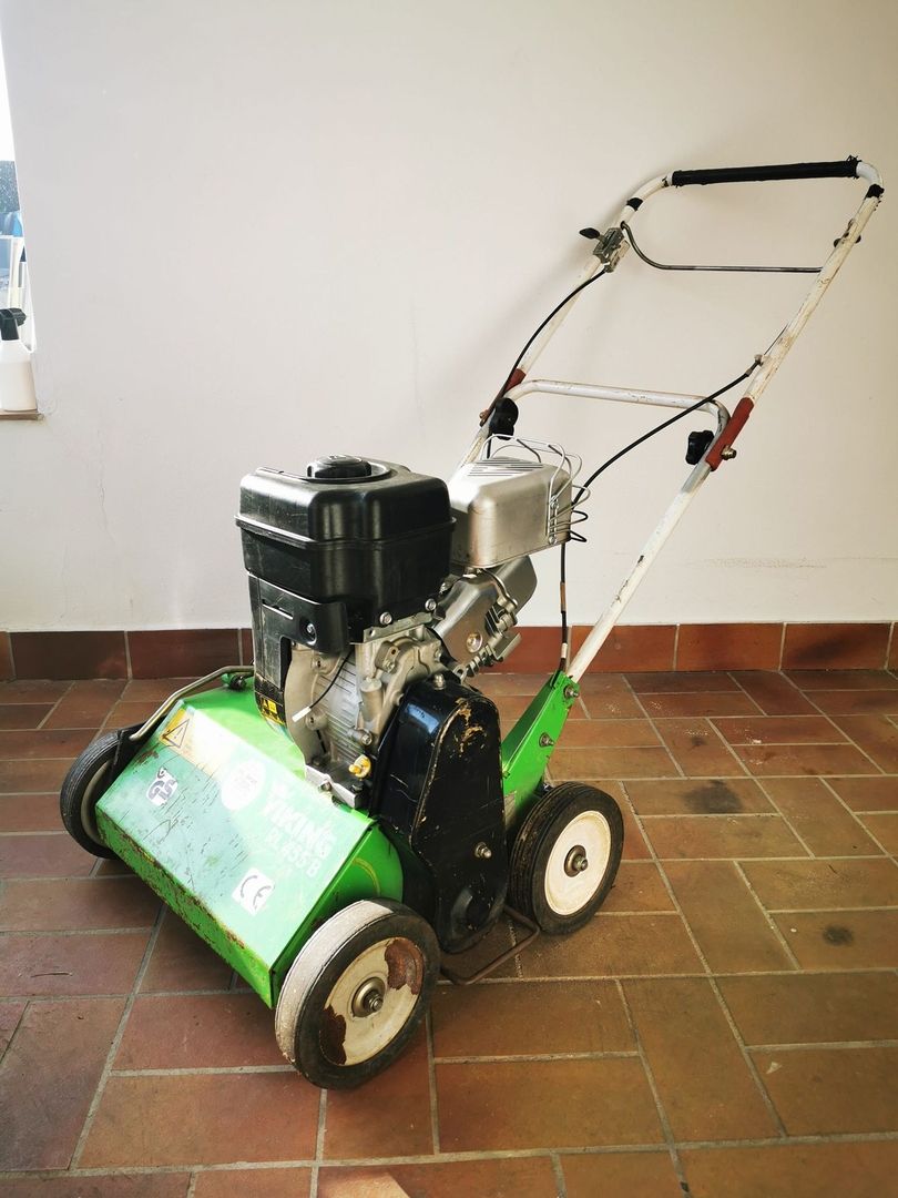 Grüner Benzin Vertikutierer