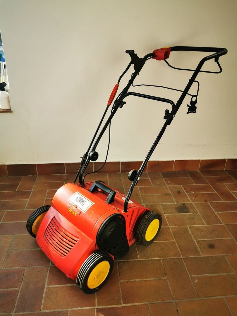 Elektrischer Vertikutierer steht zur Vermietung bereit.