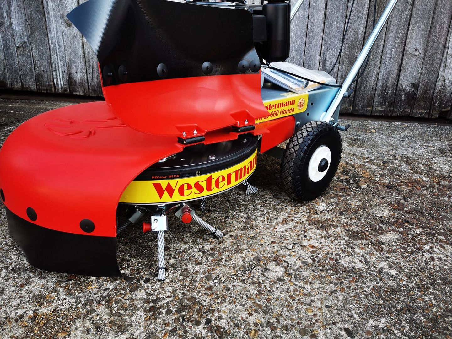 Eine große Wildkrautbürste