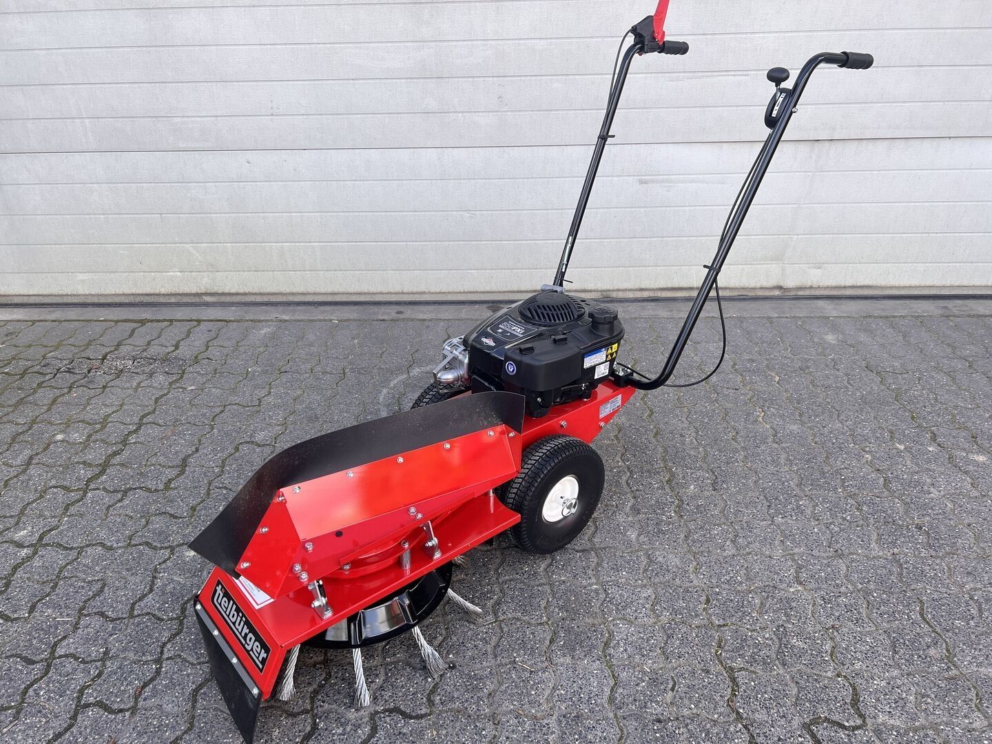 Eine rote Wildkrautbürste